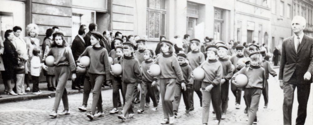 1971 první máj,fotbalovýmaančaft SK Skochovice se svým trenérem 110.jpg