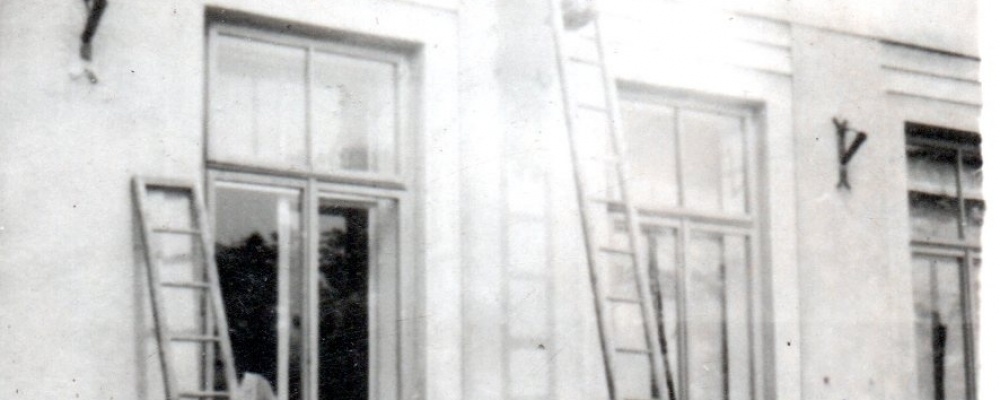 1945 odstraňování německých nápisů místními hasiči037.jpg