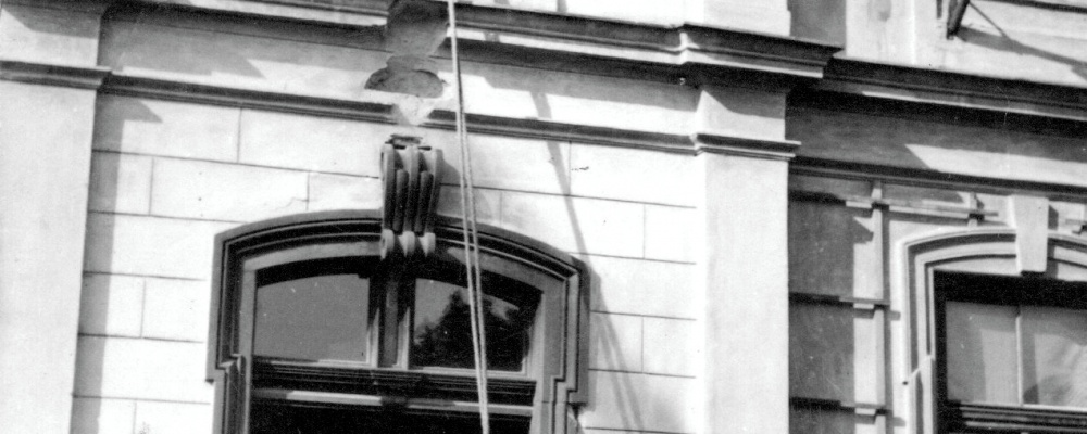 1934 sjezd ve Skochovicích, záchrana z budovy školy  163.jpg