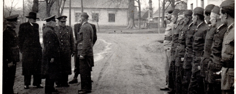 1950 - 65 výročí SDH sjezd ve Skochovicích předávání hlášení okresnímu veliteli Ročkovi hlásí velitel Oldřich Novák008.jpg
